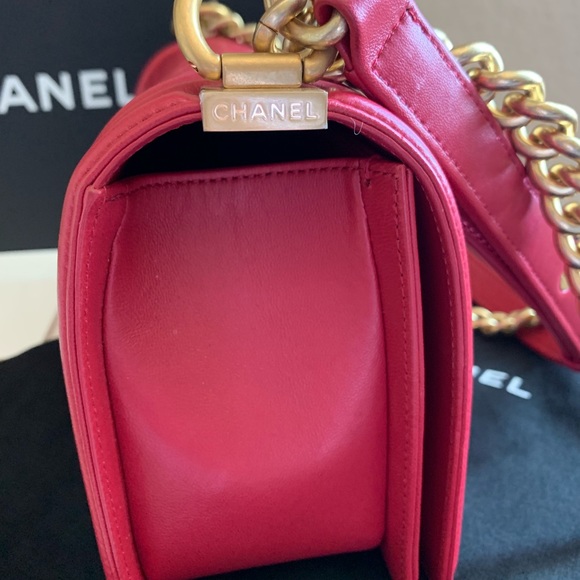 ❌SOLD❌ Authentic Chanel boy size medium lambskin - Picture 4 of 8